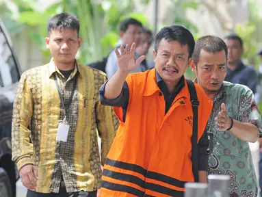 Bupati Jombang Nyono Suharli Wihandoko melambaikan tangan saat tiba untuk menjalani pemeriksaan di Gedung KPK, Jakarta, Jumat (9/2). Nyono diperiksa sebagai tersangka dalam OTT KPK terkait promosi jabatan di Pemkab Jombang. (Liputan6.com/Herman Zakharia)