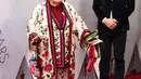 Agnes Varda dan JR menghadiri malam penghargaan Piala Oscar 2018, Los Angeles, Minggu (4/3). Sutrada Prancis itu memadukan kardigan sutra Gucci motif bunga, celana dan kimono lengkap dengan kacamata bulat khas John Lennon. (Jordan Strauss/Invision/AP)