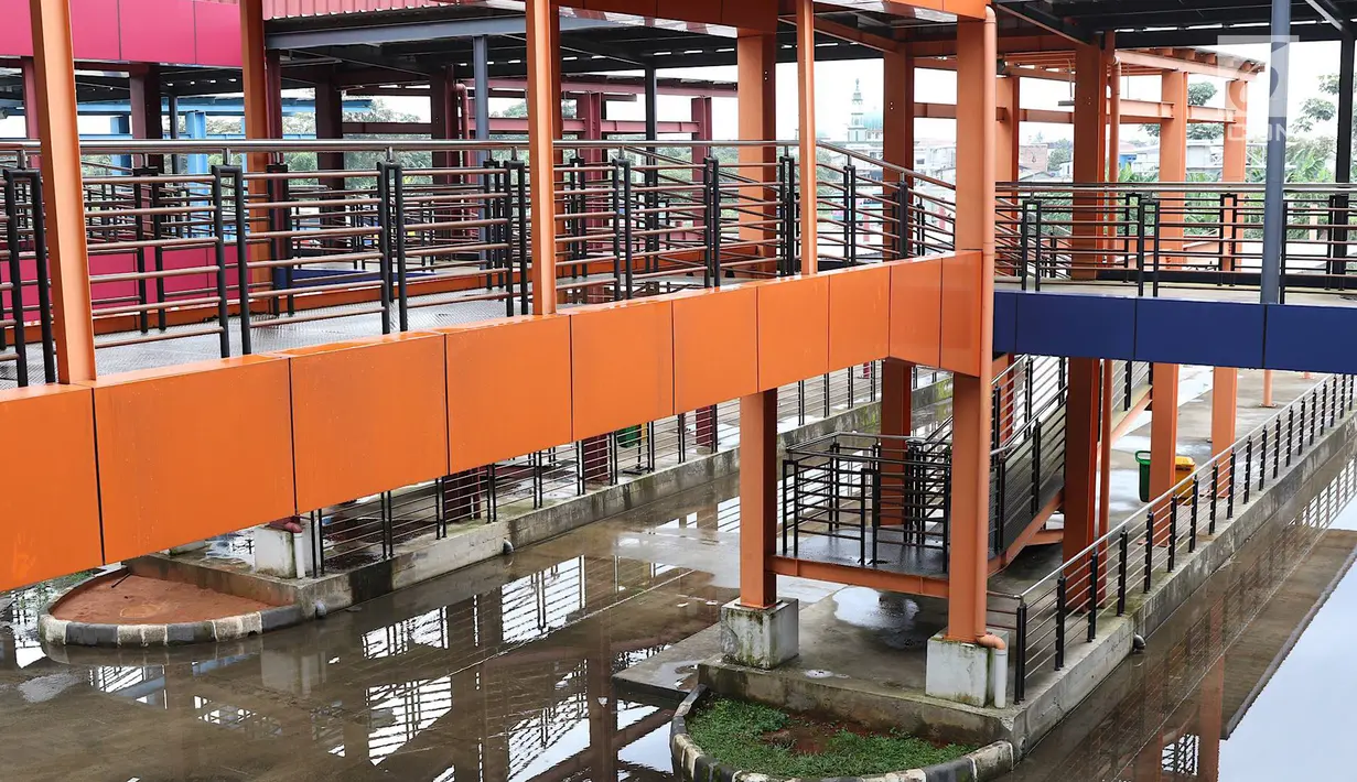 Suasana Teminal Pondok Cabe yang sepi aktivitas di Jakarta, Senin (18/3). Aktivitas di Terminal Pondok Cabe pada Februari 2019 menunjukkan terdapat 646 Bus Angkutan Kota Antar Provinsi dengan 1232 kedatangan penumpang . (Liputan6.com/Immanuel Antonius)