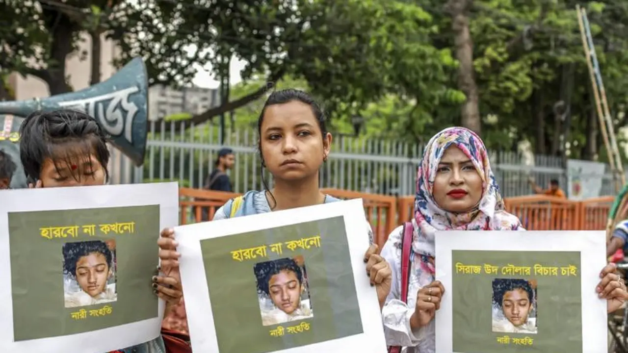 Masyarakat Bangladesh melakukan protes terhadap pembunuhan remaja yang dibakar hidup-hidup.