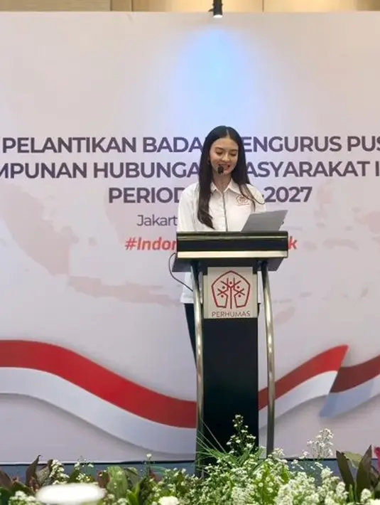 Raline Shah mewakili Kemkomdigi memberi sambutan untuk Pelantikan Badan Pengurus Pusat Perhumas periode 2024-2027. (sumber: Instagram/ralineshah)