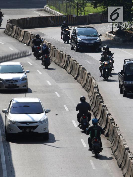 Sejumlah pengendara sepeda motor melawan arah di kawasan Petukangan, Jakarta, Senin (18/6). Banyak pengendara mengabaikan keselamatan berlalu lintas di momen libur Lebaran dengan melawan arah hingga tidak mengenakan helm. (Liputan6.com/Angga Yuniar)