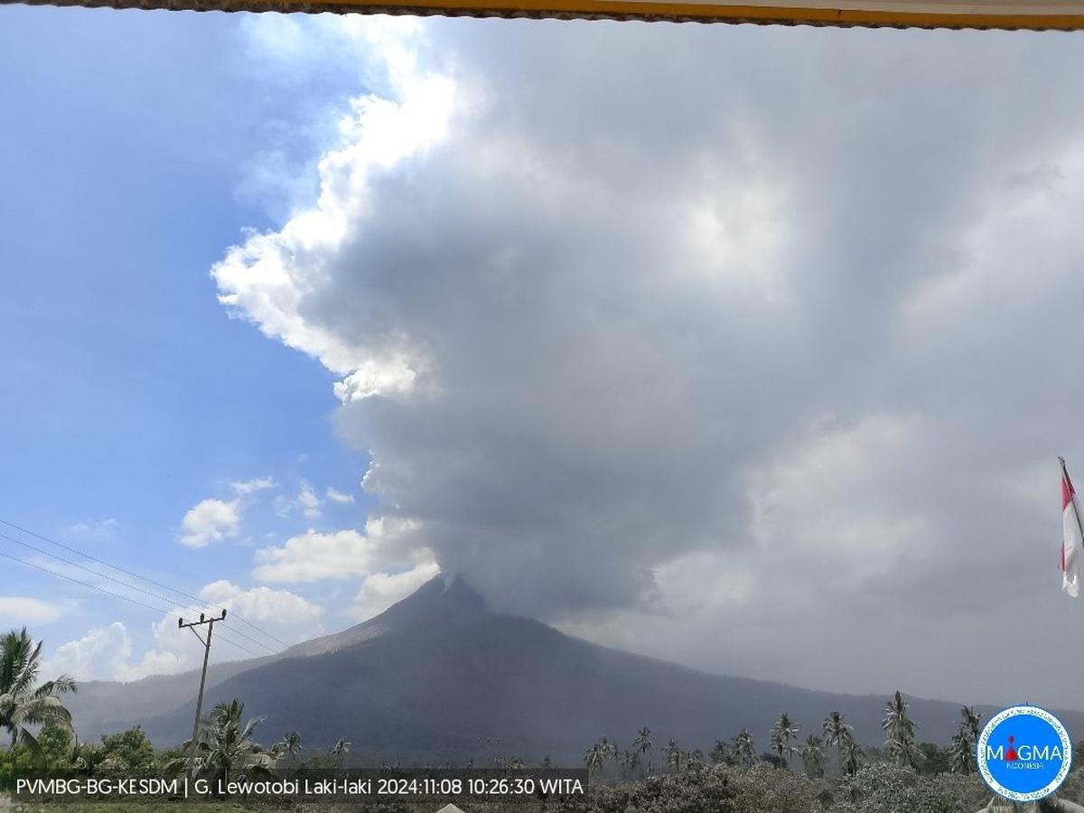 Gunung Lewotobi Laki-Laki meletus dahsyat
