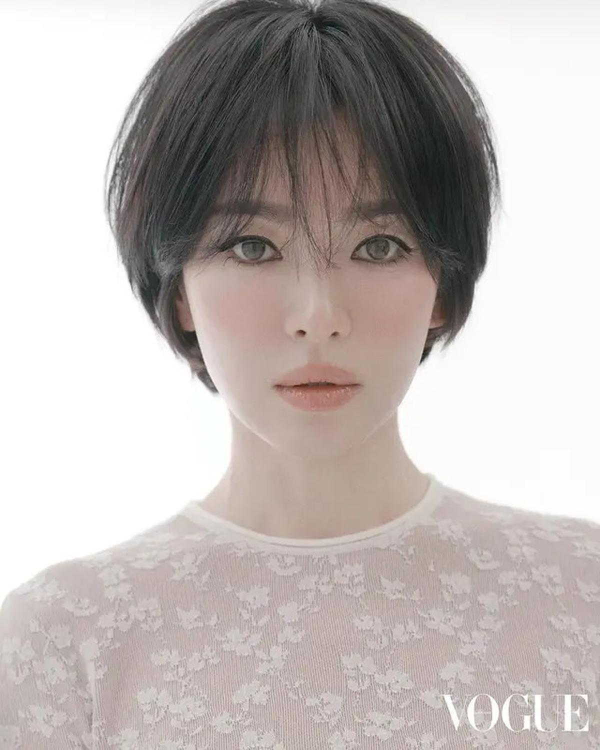 8 Gothic Look Song Hye Kyo yang Nampang di Majalah Vogue, Bak Boneka Hidup di Usia 43 Tahun