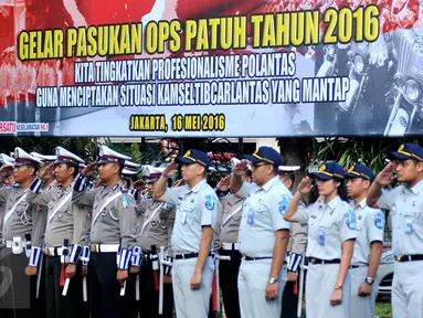 Anggota Korlantas Polri mengikuti apel gelar Pasukan Patuh Jaya 2016 di lapangan Korlantas Polri, Jakarta, Senin (16/5). Apel gelar pasukan ini dipimpin Wakakorlantas, Brigjen Pol Indrajit. (Liputan6.com/Gempur M Surya)