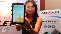 Model menunjukan tablet terbaru Advan i7 di Jakarta, Selasa (29/3). Tablet Advan i7 yang dilengkapi teknologi eye protection berupa nano optical film pertama yang diklaim bisa melindungi mata dari bahaya radiasi sinar biru. (Liputan6.com/Angga Yuniar)