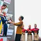 Presiden Joko Widodo atau Jokowi menyerahkan trofi juara kepada pemenang pada ajang balap perahu F1H2O/Powerboat di Pelabuhan Muliaraja Napitupulu Balige, Kabupaten Toba, Provinsi Sumatra Utara, Minggu (26/2/2023). Bartek Marszalek dari tim Stromoy Racing F1H2O, yang mengawali lomba dari posisi terdepan berhasil meraih juara pertama. (Foto: Laily Rachev - Biro Pers Sekretariat Presiden)