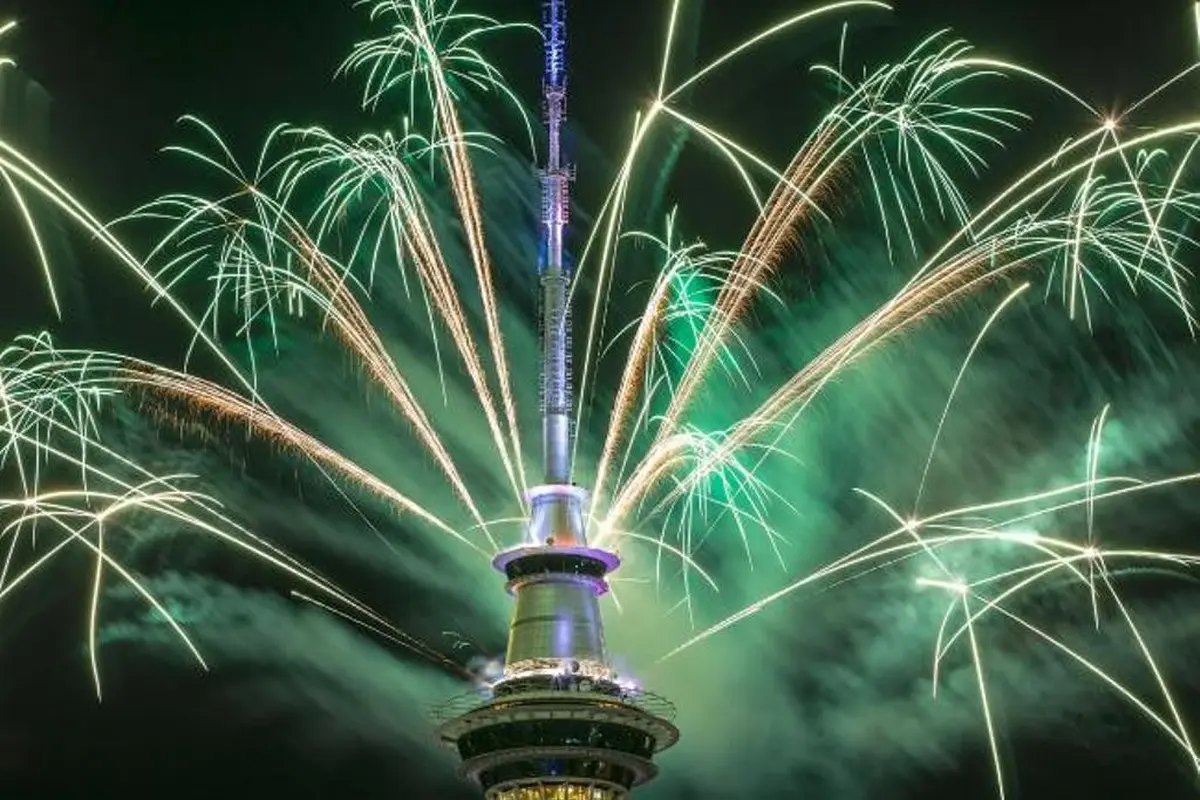Tengok Kemeriahan Malam Tahun Baru 2017 Lewat Foto-foto Ini