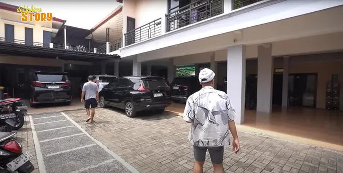 6 Potret Teras Sederhana Rumah Ayu Ting Ting, Dilengkapi Pintu dengan Lapisan Teralis Besi Hitam