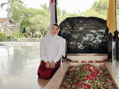 Mengunjungi makam Bung Karno di Blitar, Jawa Timur, sosok Aaliyah Massaid tampil anggun mengenakan busana tertutup bernuansa putih. Dalam penampilannya ia memakai kerudung putih yang terlihat menawan. (Liputan6.com/IG/@aaliyah.massaid)