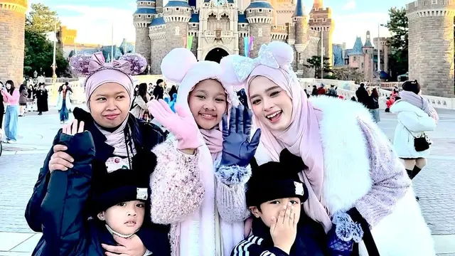 Potret Inara Rusli Ajak Anak Liburan di Disneyland Tokyo. (instagram/mommy_starla)