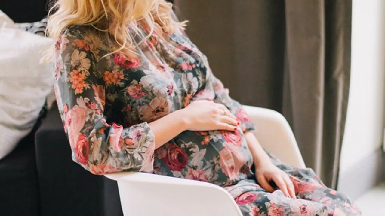 Perut terasa kencang saat hamil muda/Foto: copyright pexels.com/Daria Shevtsova
