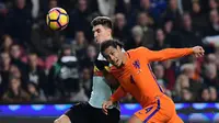 Pemain Belgia, Thomas Meunier (kiri) berduel dengan pemain Belanda, Virgil van Dijk pada laga persahabatan di Amsterdam ArenA stadium, Amsterdam, (9/11/2016). (AFP/Emmanuel Dunand)