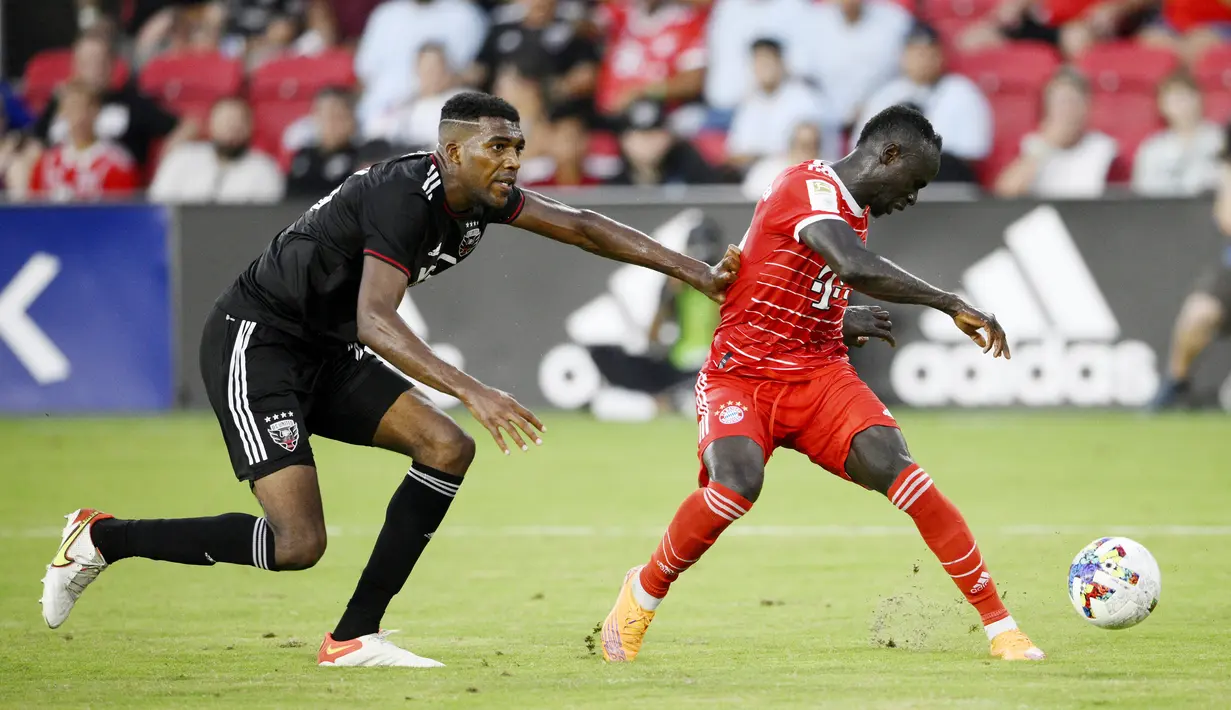 Kedua pemain yang baru diboyong musim ini berhasil menyumbang gol dalam kemenangan telak Die Roten dengan skor 6-2. (AP/Nick Wass)