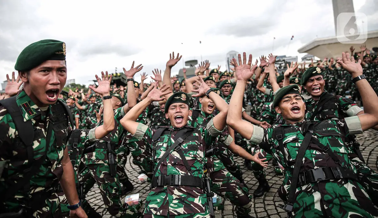 Prajurit TNI AD menyanyikan yel-yel usai mengikuti Apel Gelar Pasukan Jajaran TNI AD yang dipimpin KSAD Jenderal Dudung Abdurachman di Lapangan Monas, Jakarta, Selasa (25/1/2022). Pasukan TNI AD dan Alutsista dipamerkan saat mengikuti gelar apel pasukan. (Liputan6.com/Faizal Fanani)