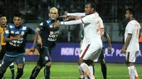 Dedik Setiawan dan Cristian Gonzales cetak gol buat Arema saat melawan Borneo FC di Stadion Segiri, Samarinda, Sabtu (11/11/2017). (Bola.com/Iwan Setiawan)