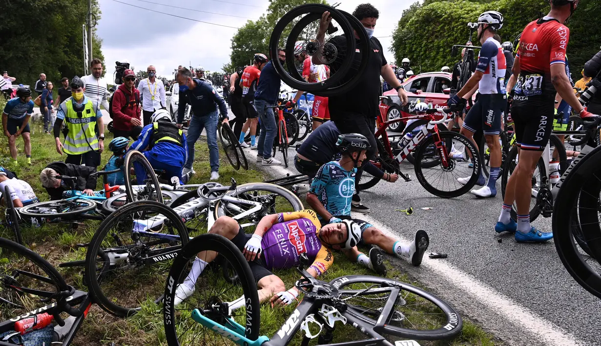 Kecelakaan terjadi saat etape pertama dari balap sepeda Tour de France yang ke-108 pada 26 Juni. 2021. (AFP/Pool/Anne-Christine Poujoulat)