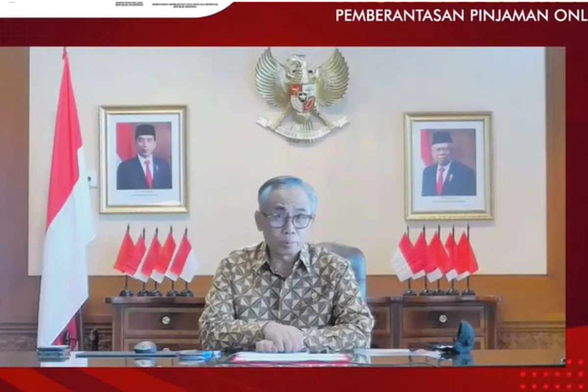 Ketua DK OJK Wimboh Santoso dalam penandatanganan Pernyataan Bersama dalam rangka Pemberantasan Pinjaman Online Ilegal.