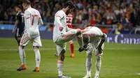 Pemain Spanyol, Sergio Ramos mencium sepatu rekannya, Isco Alarcon pada laga uji coba di Wanda Metropolitano stadium, Madrid, (27/3/2018). Spanyol menang telak 6-1 atas Argentina. (AP/Paul White)
