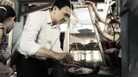 Basuki Tjahaja Purnama saat makan sop di warung ibu Ismail di Cipinang, Jakarta Timur (Dok.Instagram/@basukibtp/https://www.instagram.com/p/BSX83r_BTq3/Komarudin)