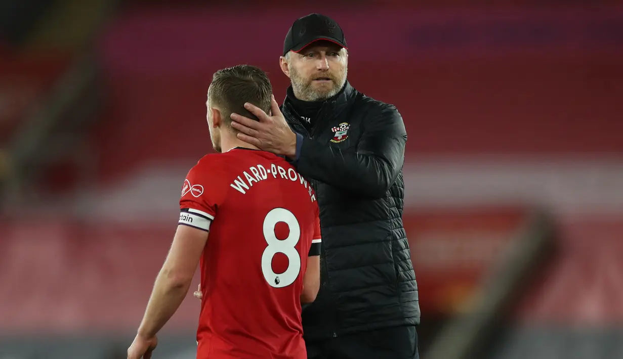 Manajer Southampton, Ralph Hasenhuttl (kanan), menghibur kapten tim James Ward-Prowse, usai berakhirnya laga lanjutan Liga Inggris pekan ke-14 melawan Manchester City di St. Mary's Stadium, Southampton, Sabtu (19/12/2020). Southampton kalah 0-1 dari Manchester City. (AFP/Naomi Baker/Pool)