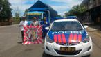 Truk pengangkut bendera merah putih raksasa dan Aremania mendapat pengawalan polisi Polda Bali sampai di Pelabuhan Gilimanuk, Selasa (29/3/2016). (Bola.com/Aremania)