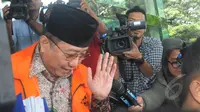 Mantan Sekjen Kementerian ESDM, Waryono Karno usai menjalani pemeriksaan di KPK, Jakarta, Jumat (13/2/2015). Waryono Karyo menjadi tersangka kasus dugaan suap proyek-proyek di Kementerian ESDM.(Liputan6.com/Herman Zakharia)