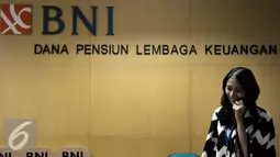 Aktifitas karyawan di kantor BNI di Jakarta, Selasa (11/8/2015). Dana Pensiun Lembaga Keuangan (DPLK) PT Bank Negara Indonesia (BNI) Tbk. mencatat hingga semester I/2015 dana kelolaan perusahaan naik 8% . (Liputan6.com/Johan Tallo)