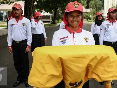 Anggota Paskibraka bersiap mengikuti latihan pertama di halaman Istana Merdeka, Jakarta, Jumat (12/8). Proses latihan dilakukan untuk memaksimalkan penampilannya pada upacara 17 Agustus di Istana negara. (Liputan6.com/Faizal Fanani)