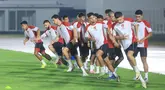 Timnas Indonesia dan Timnas Australia batal menggelar official training atau latihan resmi di Stadion Utama Gelora Bung Karno (SUGBK), Jakarta Pusat, pada Senin (9/9/2024) akibat diguyur hujan deras. Untuk menghindari rusaknya rumput SUGBK, Timnas Indonesia akhirnya menggunakan Stadion Madya dalam official training, sementara sang tamu melakoninya di Lapangan A Gelora Bung Karno. (Bola.com/M Iqbal Ichsan)