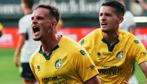 Bek Timnas Indonesia, Justin Hubner (belakang), tampil selama 90 menit penuh saat Fortuna Sittard bermain imbang 2-2 kontra Go Ahead Eagles pada laga pekan perdana Eredivisie di&nbsp;Fortuna Sittard Stadion, Sabtu (9/8/2025) dini hari WIB. (dok. Fortuna Sittard)