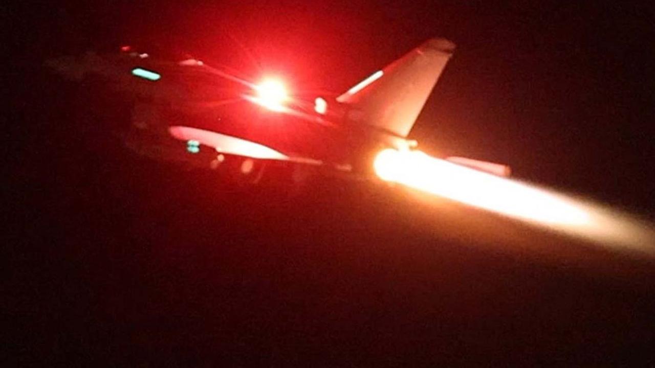 Jet tempur Typhoon milik Angkatan Udara Inggris (RAF) bergabung dalam operasi militer Amerika Serikat (AS) untuk menyerang kelompok Houthi di Yaman, pada 12 Januari 2024. Serangan gabungan AS dan Inggris ini dilancarkan sebagai balasan untuk Houthi yang 
