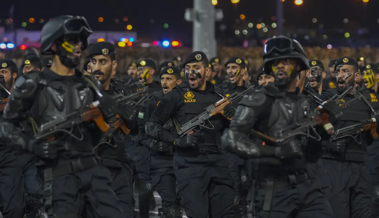 Pasukan militer Saudi terlihat berjejer begitu rapi dan turut ambil bagian dalam acara parade militer. (AP Photo/Rafiq Maqbool)