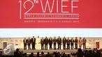 Presiden RI, Jokowi bersama pimpinan dan perwakilan negara peserta befoto bersama usai Pembukaan World Islamic Economic Forum ke-12 di Jakarta, Selasa (2/8). Pertemuan KTT WIEF ke-12 Tahun 2016 berlangsung 2 - 4 Agustus. (Liputan6.com/Faizal Fanani)