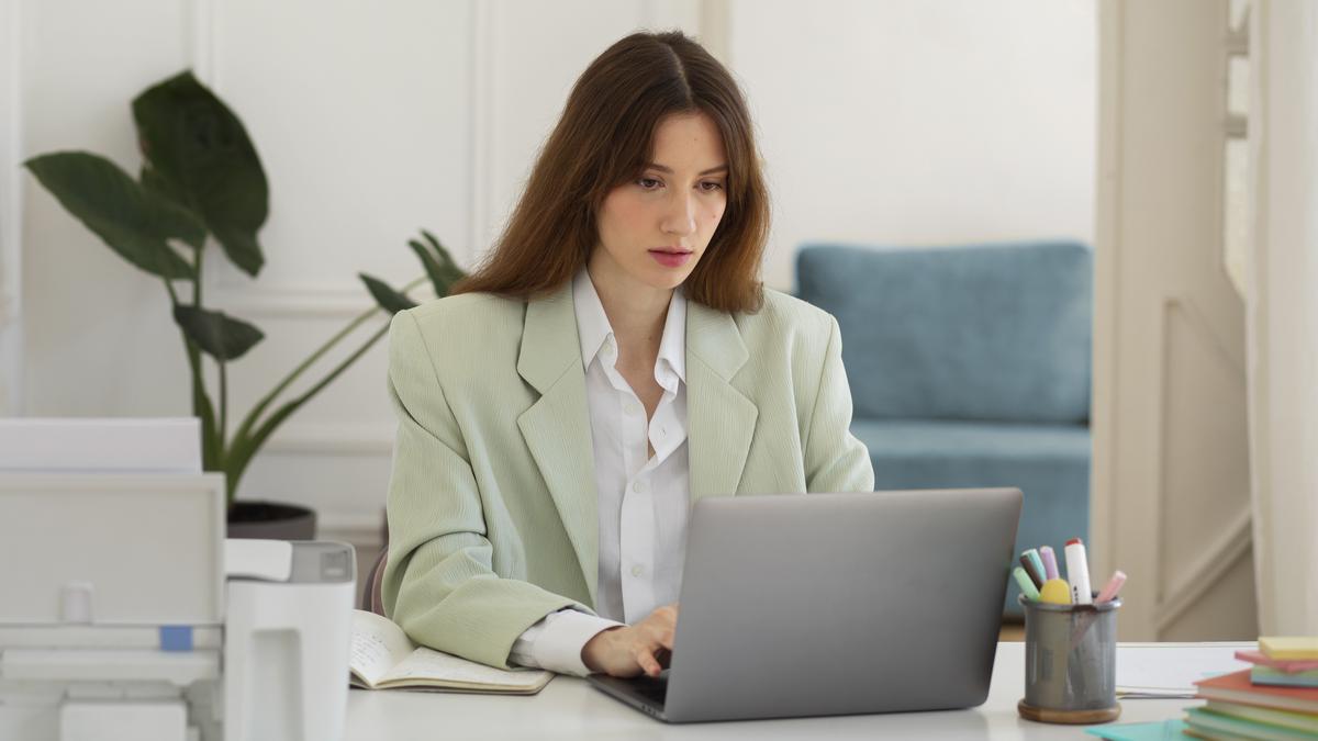 Seni Bekerja Cukup: Produktif Tanpa Harus Perfeksionis