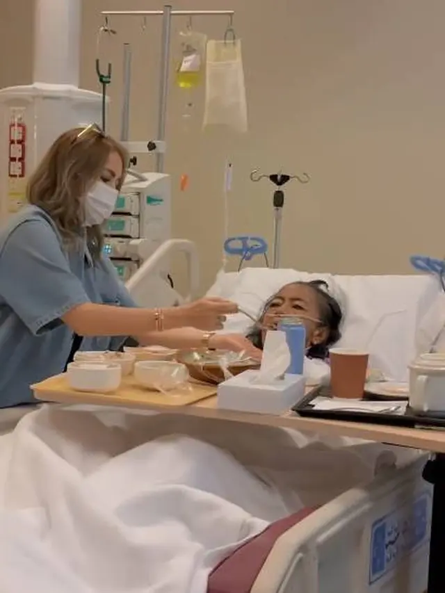 7 Potret Momo Geisha Temani Ibundanya Jalani Pengobatan di Singapura