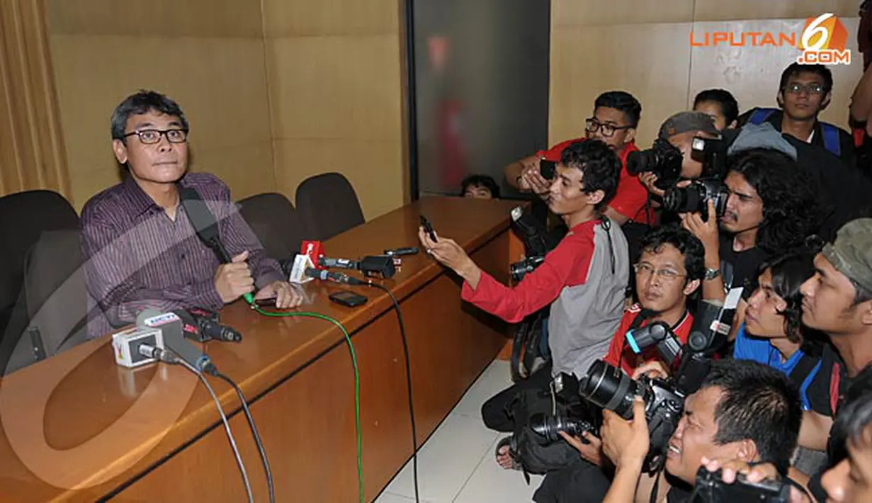 Juru bicara KPK, Johan Budi memberikan keterangan pada sejumlah wartawan terkait penangkapan Ketua MK, Akil Mochtar dalam OTT Rabu (2/10/13) (Liputan6.com/Helmi Fithriansyah)