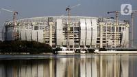 Suasana pembangunan Jakarta International Stadium (JIS) yang terlihat dari Waduk Cincin, Tanjung Priok, Jakarta, Senin (16/8/2021). Selain penyelenggaraan Formula E, Gubernur DKI Jakarta Anies Baswedan menargetkan JIS diresmikan akhir tahun ini. (Liputan6.com/Johan Tallo)