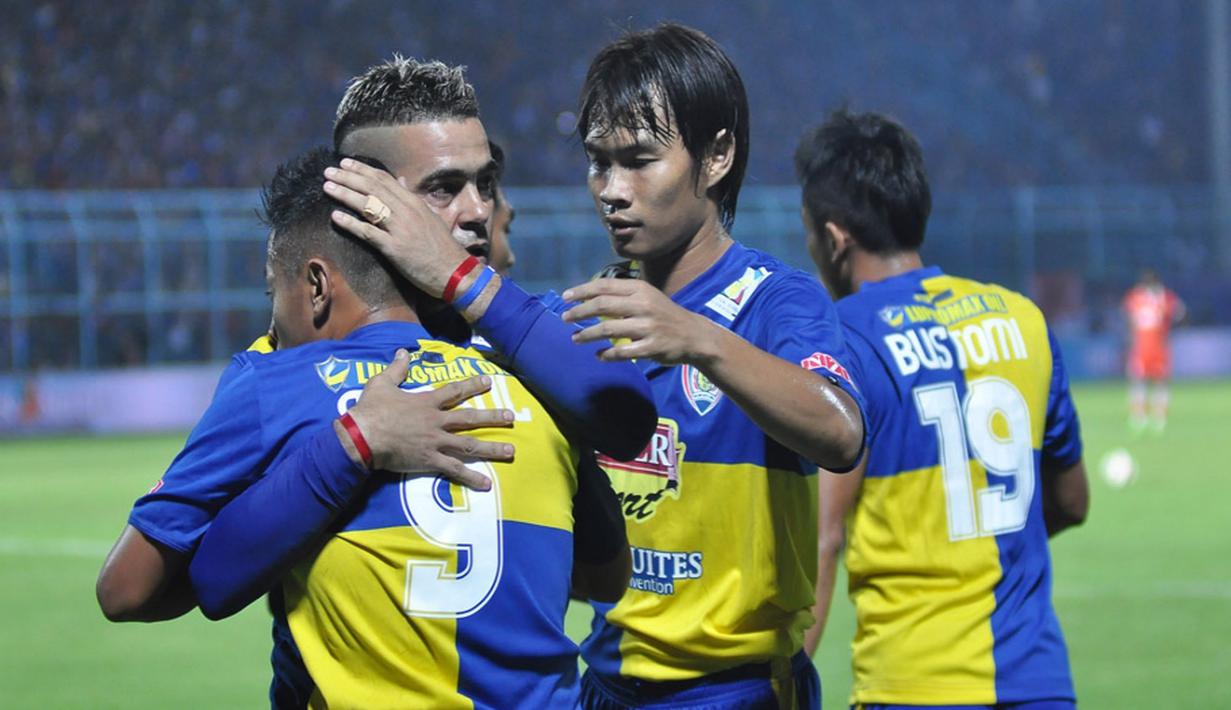 Cristian Gonzales dipeluk oleh Samsul Arif seusai mencetak gol ke gawang Persija. (Liga Indonesia)