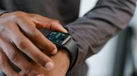 Ilustrasi pria berolahraga menggunakan smartwatch. ©MART PRODUCTION/Pexels.com.