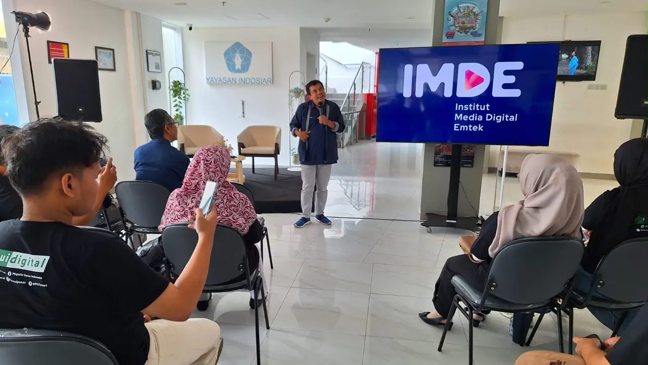 Dekan IMDE, Ir. Cipto Setyobudi, S.E., M.T  ketika menjelaskan tentang kampus IMDE dan hubungannya dengan Emtek Group.