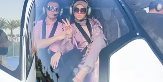 Syahrini dan suami saat menikmati liburan mewah dengan keliling kota dengan helikopter. Pasangan yang menikah tahun 2019 silam itu tampak makin terlihat mesra dan romantis. [Instagram/princessyahrini]