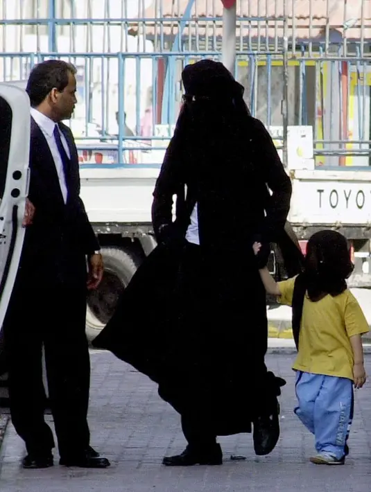 Saat itu Michael terlihat seperti wanita penduduk asli Bahrain. Dia terlihat sedang menggandeng tiga anaknya yang juga memakai tutup kepala dan wajah sama seperti dirinya. Namun saat itu ia sedang melakukan penyamaran. (doc.dailymail)