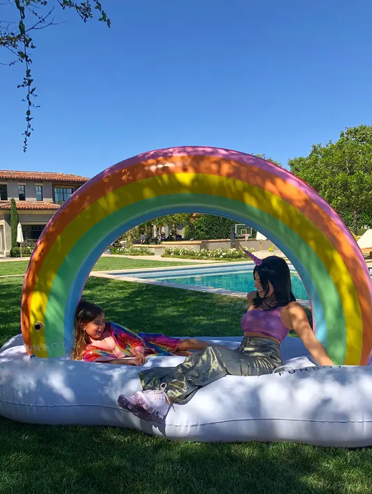 Menjadi dua princesses dalam sebuah keluarga adalah hal yang menyenangkan bagi Kourtney dan Penelope.(instagram/kourtneykardash)