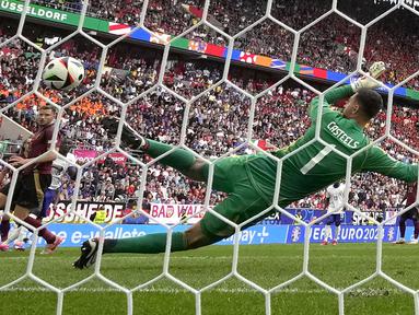 Timnas Belgia harus tersingkir di babak 16 besar Euro 2024 setelah kalah 0-1 dari Prancis dalam laga yang digelar di Merkur Spiel-Arena, Dusseldorf, Jerman, Senin (1/7/2024) malam WIB. Gol kemenangan pasukan Didier Deschamps justru lahir dari gol bunuh diri bek Belgia, Jan Vertonghen hanya enam menit sebelum waktu normal berakhir. Seperti apa momen gol bunuh diri ke-9 sepanjang berlangsungnya Euro 2024 tersebut? (AP Photo/Martin Meissner)
