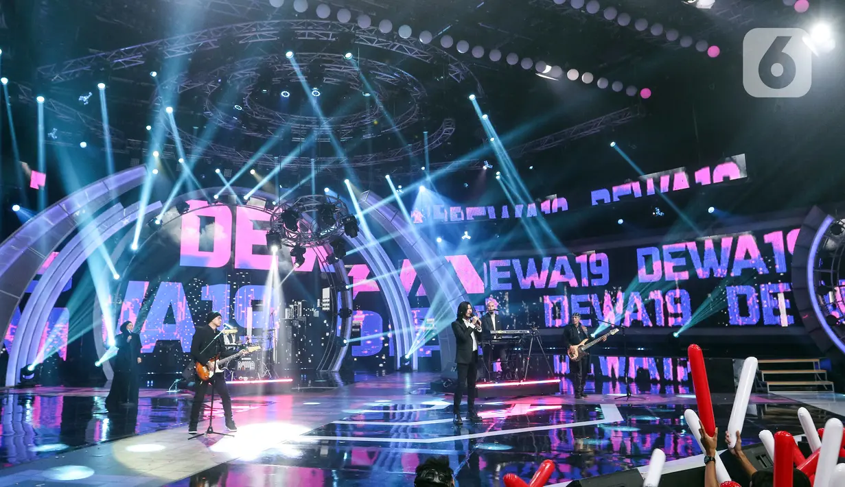 Band legendaris ini membawakan lagu hits mereka, Kamulah Satu-Satunya. Para penonton pun dibuat bernyanyi bersama. (Liputan6.com/Angga Yuniar)