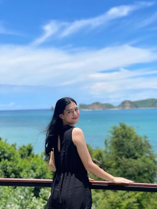 Pakai dress warna hitam tanpa lengan saat berlibur, Yasmine Ow tampil menawan. Outfit hitam yang dikenakannya berpadu sempurna dengan pemandangan biru dihadapannya. Meski gaya berpakaiannya terlihat simpel, namun tak dipungkiri jika kecantikan Yasmine Ow semakin terpancar dalam balutan dress hitam tanpa lengan ini. (Liputan6.com/IG/@yxsmine.ow)