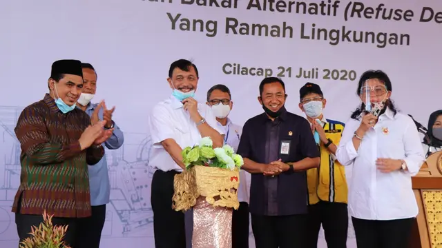 Menko Bidang Kemaritiman dan Investasi, Luhut B Panjaitan meresmikan RDF atau instalasi pengolah sampah jadi bahan bakar di Cilacap, Jawa Tengah. (Foto: Liputan6.com/Kominfo Cilacap)