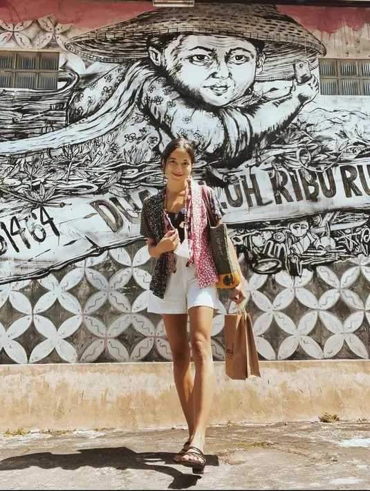 <p>Putri Marino menunjukkan cara seru menggunakan kebaya, yakni dijadikan sebagai outer untuk gaya kasualnya. [@putrimarino]</p>