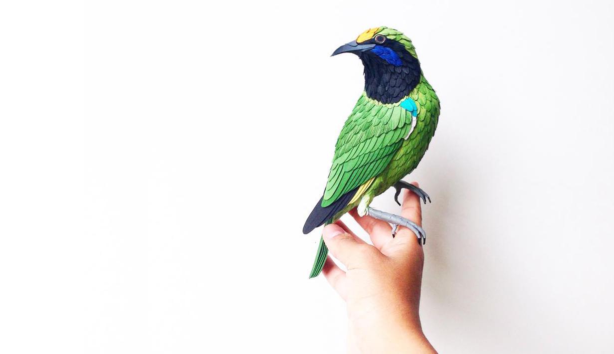 Seniman asal Kolombia bernama Diana Beltran Herrera, belum lama ini menciptakan seni rupa berupa burung dari kertas yang sangat mirip dengan aslinya. (facebook.com/DianaBeltranHerrera)